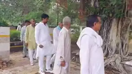 रोहतक: डोभ के मगन आत्महत्या मामले में ग्रामीणों व परिजनों ने लघु सचिवालय में आरोपियों की गिरफ्तारी को लेकर SP से की मुलाकात