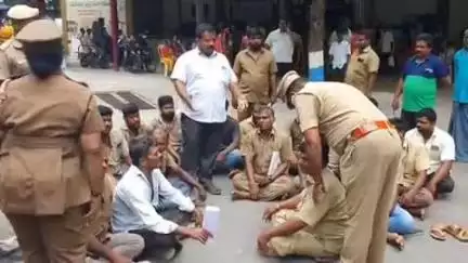 வேலூர்: அனுமதி இல்லாமல் இயக்கப்படும் மினி பேருந்துகள் மீது நடவடிக்கை வேண்டும்,ஆட்டோ ஓட்டுநர்கள் ஆட்சியர் அலுவலகத்தில் தர்ணா