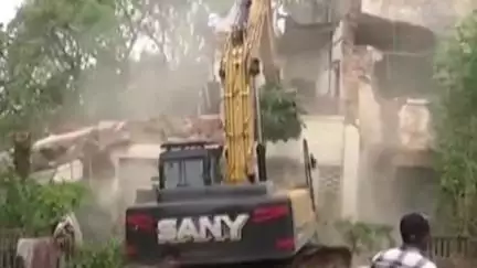 हुज़ूर: जवाहर चौक पर प्रशासनिक टीम ने की जर्जर मकान को ढहाने की कार्रवाई, SDM रहे मौजूद