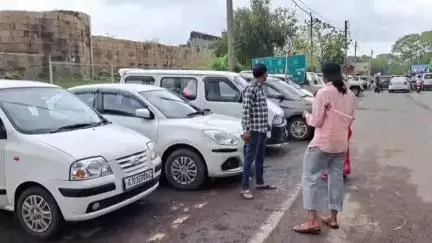 ગોધરા: પાવાગઢ બસ સ્ટેન્ડ સામે યાત્રીઓની કાર પાર્કિંગ કરાવી રૂ. 50થી 100 વસૂલવામાં મામલે જિલ્લા અધિક ક્લેક્ટરે પ્રતિક્રિયા આપી