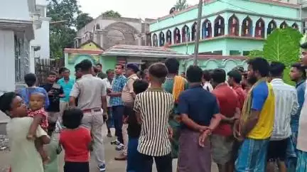 হরিহরপাড়া: হরিহরপাড়ায় ঋণের টাকা ফেরত না দেওয়ায় এক পরিবারের বাড়ি সিল করল ব্যাংক কর্তৃপক্ষ