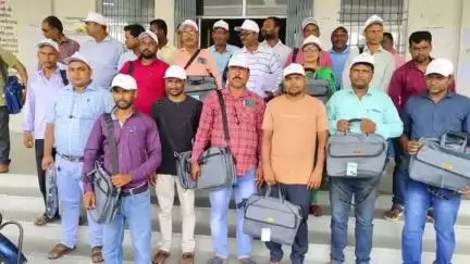 हसनगंज: हसनगंज में मतदाता सूची के विशेष पुनरीक्षण कार्यक्रम के तहत बीएलओ के बीच सामग्री का किया गया वितरण