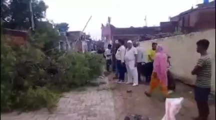 फर्रुखाबाद: थाना मऊदरवाजा के पीछे नीम का पेड़ गिरने से 11 हजार टूटा तार, सैकड़ों घरों की बिजली गुल, हादसा टला