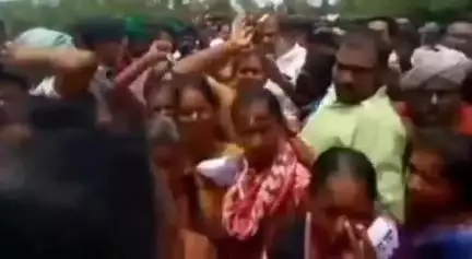కరేడులో ఇండోసోల్ పరిశ్రమకు భూములు ఇచ్చేది లేదని హైవేని దిగ్భందం చేసిన రైతులు, మహిళలు
