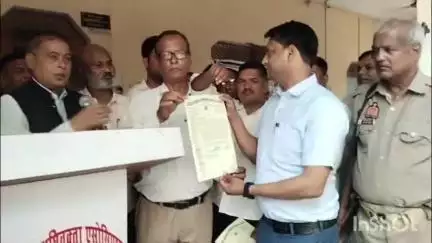 बेल्थरा रोड: तहसील परिसर में अधिवक्ताओं ने धरना प्रदर्शन कर आंदोलन तेज किया, नायब तहसीलदार को सौंपा ज्ञापन