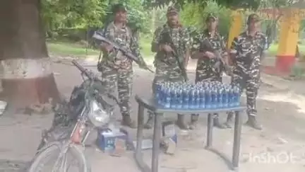 हरलाखी: नहरनिया एसएसबी कैम्प के जवानों ने 90 बोतल शराब और बाइक ज़ब्त की, धंधेबाज फरार
