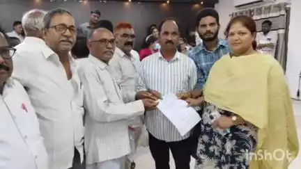 తమ సమస్యలు పరిష్కరించాలని జిల్లా కలెక్టర్‌ను కోరిన ఆర్టీసీ అద్దె బస్సు డ్రైవర్లు
