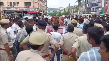 चित्तौड़गढ़: चित्तौड़गढ़ कलेक्ट्रेट पर बोलेरो हादसे में दो महिलाओं की मौत, ग्रामीणों ने किया विरोध प्रदर्शन