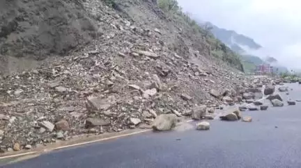 मंडी: हिमाचल में मानसूनी कहर जारी, मंडी जिला सबसे ज्यादा प्रभावित; मंडी-कुल्लू हाईवे पर जगह-जगह भूस्खलन से खतरा बरकरार