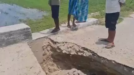 ওদালগুৰি: চুবুৰাচুবুৰীত ৪০ লাখ টকাৰে নিৰ্মাণ কৰা আৰচিচি কালৰ্ভাট দুই বছৰ নৌহওঁতেই খহি পৰাত ৰাইজৰ উত্তাল প্ৰতিবাদ