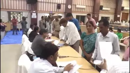 కరీంనగర్: మున్సిపల్ కార్మికులు మాజీ కార్పొరేటర్ల గృహాల్లో పనిచేస్తున్నారని ప్రజావాణిలో జిల్లా కలెక్టర్‌కు ఫిర్యాదు చేసిన స్థానికులు