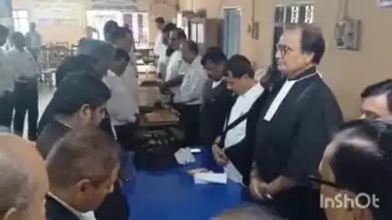 गोपालगंज: अधिवक्ता के निधन पर वकालतखाना परिसर में शोकसभा, कोर्ट का कार्य रहा ठप