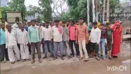 छिबरामऊ: लडैता के रहने वाले ग्रामीणों ने बिजली विभाग कार्यालय पहुंचकर किया प्रदर्शन, हाई टेंशन लाइन हटवाने की मांग #jansamasya