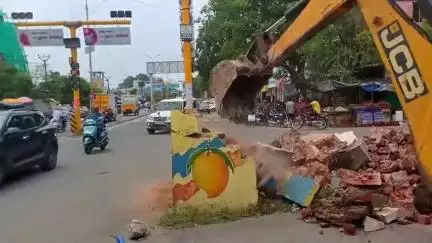ஆத்தூர்: அரசியல் கட்சி கொடிக்கம்பங்கள் இடித்த அகற்றம் ..ஆத்தூர் நான்குரோடு பகுதியில் பரபரப்பு சம்பவம்