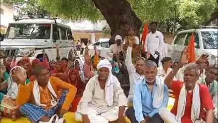 मिर्ज़ापुर: सरकार द्वारा अवैध निर्माण बताकर मदरसों व मस्जिदों पर बुलडोजर चलवाने के खिलाफ भाकपा माले ने कलेक्ट्रेट में किया प्रदर्शन