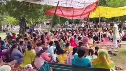 रोहतक: पीजीआई के कर्मचारी 29 दिन से धरने पर, पटवारी एवं कानूनगो संगठन ने दिया समर्थन