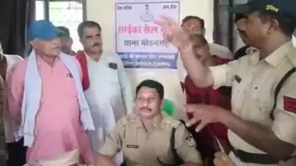 मोहनगढ़: मोहनगढ़ में पुलिस अधीक्षक ने साइबर हेल्प डेस्क का फीता काटकर किया उद्घाटन, लोगों को साइबर अपराध की दी जानकारी