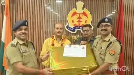 औरैया: पुलिस अधीक्षक कार्यालय में निरीक्षक, उप निरीक्षक समेत सेवानिवृत्त हुए सात पुलिस कर्मियों को फूलमालाओं के साथ दी गई विदाई