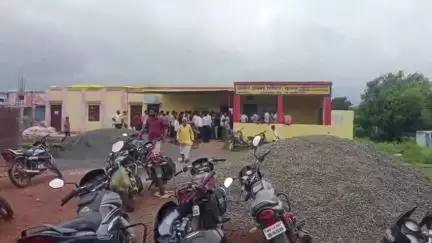 शामगढ़: छायन गांव स्थित शासकीय प्राइमरी स्कूल की शिक्षिका का तबादला होने से आक्रोशित छात्र सड़क पर बैठे, अधिकारियों ने समझाया