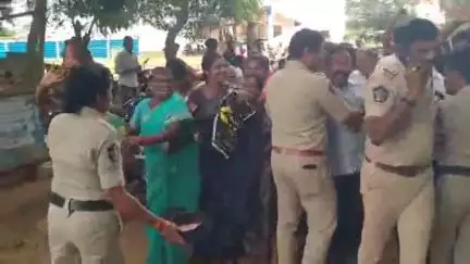 నక్కపల్లిలో వైసీపీ ఆధ్వర్యంలో రైతుల ధర్నా,పొలీసులు, రైతుల మధ్య తోపులాట