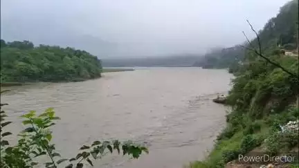 हमीरपुर: पंडोह डैम के गेट खोलने के बाद हमीरपुर में व्यास नदी का जलस्तर बढ़ा, प्रशासन ने नदी के किनारे ना जाने की दी चेतावनी