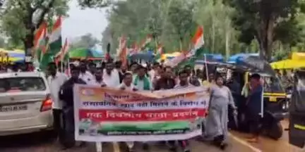 दंतेवाड़ा: नेमेंड में धान बीज की समस्या को लेकर कांग्रेसियों ने दिया धरना, सड़क पर निकाली रैली