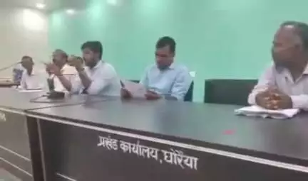 धोरैया: प्रखंड कार्यालय धोरैया में विशेष गहन पुनरीक्षण को लेकर बीडीओ ने बीएलओ को दिया प्रशिक्षण
