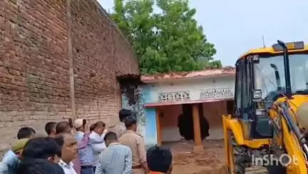 हर्रैया: लबदहा में हाईकोर्ट के निर्देश पर प्रशासन ने अवैध अतिक्रमण को बुलडोजर से कराया ध्वस्त