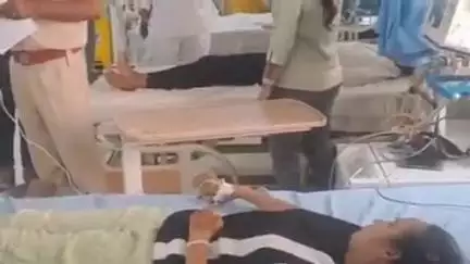 फैक्ट्री में काम करती 18 लड़कियों की तबीयत बिगड़ी पेट दर्द घबराहट की शिकायत हुई 16 को छुट्टी दे दी दो का इलाज जारी