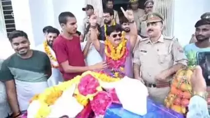 फतेहपुर: DSP सिटी सुशील दुबे के सेवानिवृत्त होने पर सदर कोतवाली में ढोल-ताशों के साथ दी गई विदाई