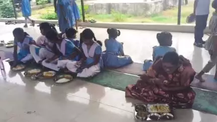 ଝାରସୁଗୁଡା: ରାଜପୁର ସ୍ଥିତ ନେହେରୁ ମେମୋରିଆଲ ହାଇସ୍କୁଲ ଗସ୍ତ କରି ସ୍କୁଲର ମଧ୍ୟାହ୍ନ ଭୋଜନ ତଦାରଖ କଲେ ରାଜପୁର ସରପଞ୍ଚ ସରସ୍ୱତୀ ନାଏକ
