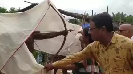 ঝাড়গ্রাম: ঝাড়গ্রাম শহরের বিদ্যাসাগরপল্লীতে সিধু-কানুর মূর্তি উন্মোচন করলেন রাজ্যের বনমন্ত্রী বীরবাহা হাঁসদা