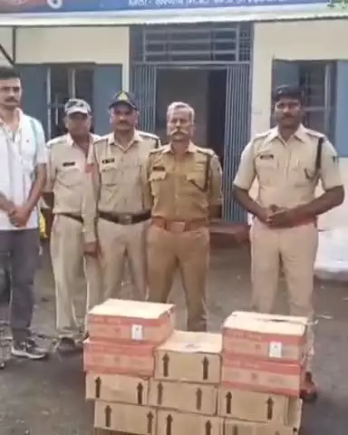 खरगौन: पुलिस ने कार से अवैध शराब परिवहन करते दो आरोपियों को किया गिरफ्तार, 11 पेटी शराब जब्त