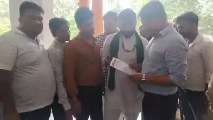 कन्नौज: कलेक्ट्रेट में हलधर किसान यूनियन ने बिजली कटौती के मुद्दे पर किया प्रदर्शन, सौंपा ज्ञापन