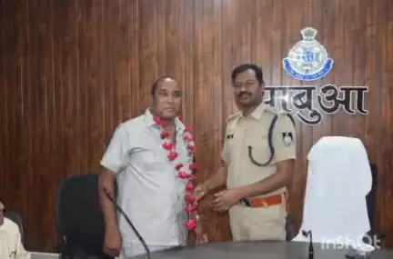 झाबुआ: प्रधान आरक्षक के सेवानिवृत्त होने पर एसपी कार्यालय में विदाई समारोह का हुआ आयोजन