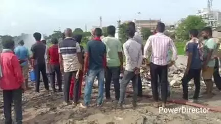 कहरा: बंगाली बाजार रेलवे ढाला के पास कचरे के ढेर में लगी भीषण आग, फायर ब्रिगेड ने पाया काबू