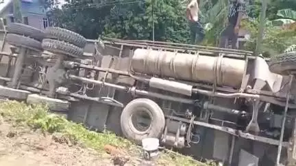 বিহপুৰীয়া: কৰোনাবাৰীত পথ দূৰ্ঘটনা,নিয়ন্ত্ৰণ হেৰুৱাই
পথৰ পৰা  দ খাৱৈত বাগৰি পৰিল মালবাহী ট্ৰাক, প্ৰাণ ৰক্ষা চালক হেণ্ডিমেনৰ