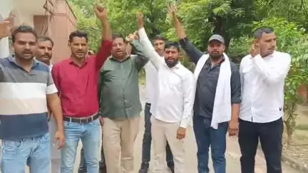 मथुरा: हरियाणा के किसान की अनैतिक संबंधों के शक में हत्या के विरोध में जाट सरदारी सभा ने जिलाधिकारी को सौंपा ज्ञापन