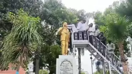 సిద్దిపేట అర్బన్: సిద్దిపేట పట్టణంలో ఎమ్మార్పీఎస్ నేత మందకృష్ణ మాదిగ చిత్రపటానికి పాలాభిషేకం చేసి సంబరాలు నిర్వహించిన ఎమ్మార్పీఎస్ నాయకులు