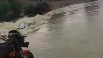 କେନ୍ଦୁଝର ସହର: ସୂରସତୀପଡା ରାସ୍ତାରେ ପାଣି ବଢିବା ଫଳରେ ପୋଲ ଉପରେ ପାଣି , ଯାତାୟତ ବାଧାପ୍ରାପ୍ତ