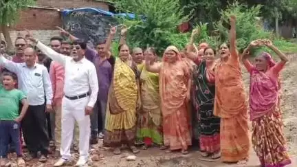વડોદરા પશ્ચિમ: આ તે કેવો વહીવટ ? :જ્યાં રોડ છે ત્યાં કોઈ રેહતું નથી અને જ્યાં લોકો રહે છે ત્યાં રોડ નથી