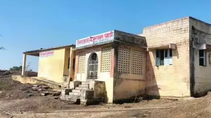 पाटी: पाटी में विश्राम गृह व रेन बसेरा उपयोग न होने से जर्जर, मरम्मत के अभाव में टूट रहे खिड़की-दरवाजे