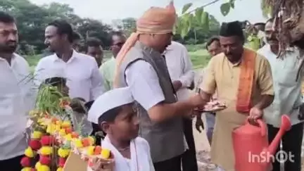 संगमनेर: शांतीघाट येथे वृक्ष मित्र आणि सिने अभिनेते सयाजी शिंदे च्या हस्ते पुनोरोपीत वृक्षाचे पूजन