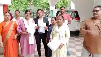 लखीमपुर: ब्राह्मण समाज की महिलाओं पर अभद्र टिप्पणी, गंगाजल की तुलना मूत्र से करने पर कलेक्ट्रेट में डीएम को सौंपा ज्ञापन