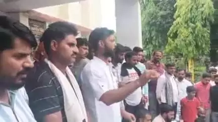 रुद्रपुर: पहाड़गंज में जिला विकास प्राधिकरण द्वारा मकान तोड़ने का नोटिस बांटे जाने के बाद नगर निगम पहुंचे स्थानीय लोग