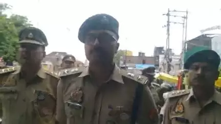 खबर औरैया से पुलिस अधीक्षक अभिजीत आर शंकर ने आगामी त्यौहारों को लेकर शहर में किया पैदल गस्त