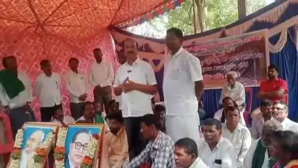 ಜಗಳೂರು: 69 ಅಡಿ ರಸ್ತೆ ಅಗಲೀಕರಣ ಮಾಡಿ: ಜಗಳೂರಲ್ಲಿ ಅಂಬೇಡ್ಕರ್ ಫೋಟೋ ಇಟ್ಟು ಅನಿರ್ಧಿಷ್ಟಾವಧಿ ಧರಣಿಗೆ ಚಾಲನೆ