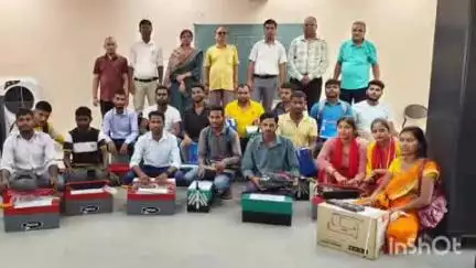 कहरा: जिला नियोजनालय कार्यालय में श्रम संसाधन विभाग ने 17 अभ्यर्थियों को टूल किट और 11 को स्टडी किट कराई उपलब्ध