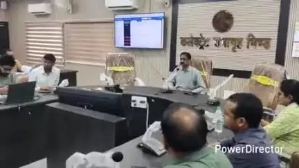 भिंड नगर: भिंड कलेक्टर संजीव श्रीवास्तव ने कार्यालय में समय सीमा पत्रों की साप्ताहिक समीक्षा बैठक कर अधिकारियों को दिए निर्देश