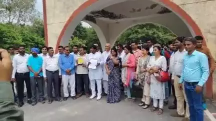 मऊ: कलेक्ट्रेट में शिक्षकों, अधिवक्ताओं और समाजसेवियों ने विद्यालयों के मर्ज को लेकर किया प्रदर्शन, सौंपा ज्ञापन